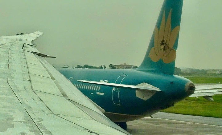 Máy bay sau va chạm.