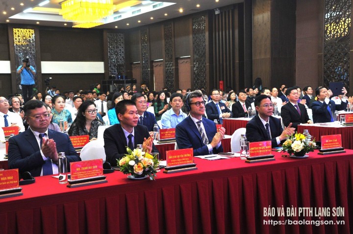 Các đại biểu dự Lễ đón nhận danh hiệu Công viên địa chất toàn cầu UNESCO Lạng Sơn
