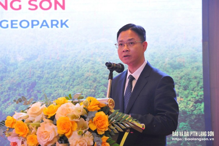 Đồng chí Ngô Lê Văn, Thứ trưởng Bộ Ngoại giao, Chủ nhiệm Ủy ban Công tác về các tổ chức phi chính phủ nước ngoài phát biểu tại buổi lễ