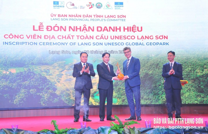 Lãnh đạo tỉnh Lạng Sơn tặng quà lưu niệm cho đại diện UNESCO tại Việt Nam