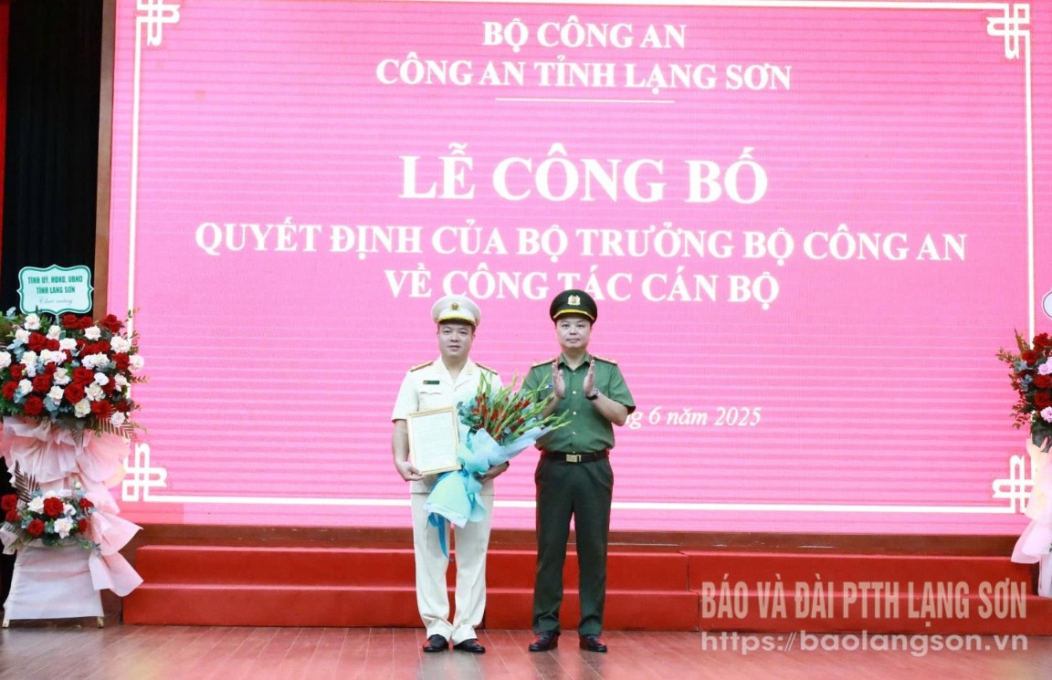 Thừa uỷ quyền của Bộ trưởng Bộ Công an, Đại tá Nguyễn Tiến Trung, Uỷ viên Ban thường vụ Tỉnh uỷ, Giám đốc Công an tỉnh trao quyết định và tặng hoa chúc mừng Thượng tá Nguyễn Hữu Đức, Phó Giám đốc Công an tỉnh