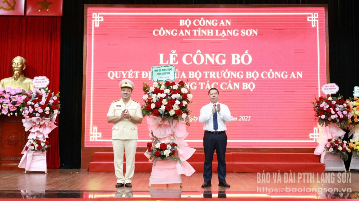 Đồng chí Đoàn Thanh Sơn, Phó Chủ tịch UBND tỉnh tặng hoa, chúc mừng Thượng tá Nguyễn Hữu Đức