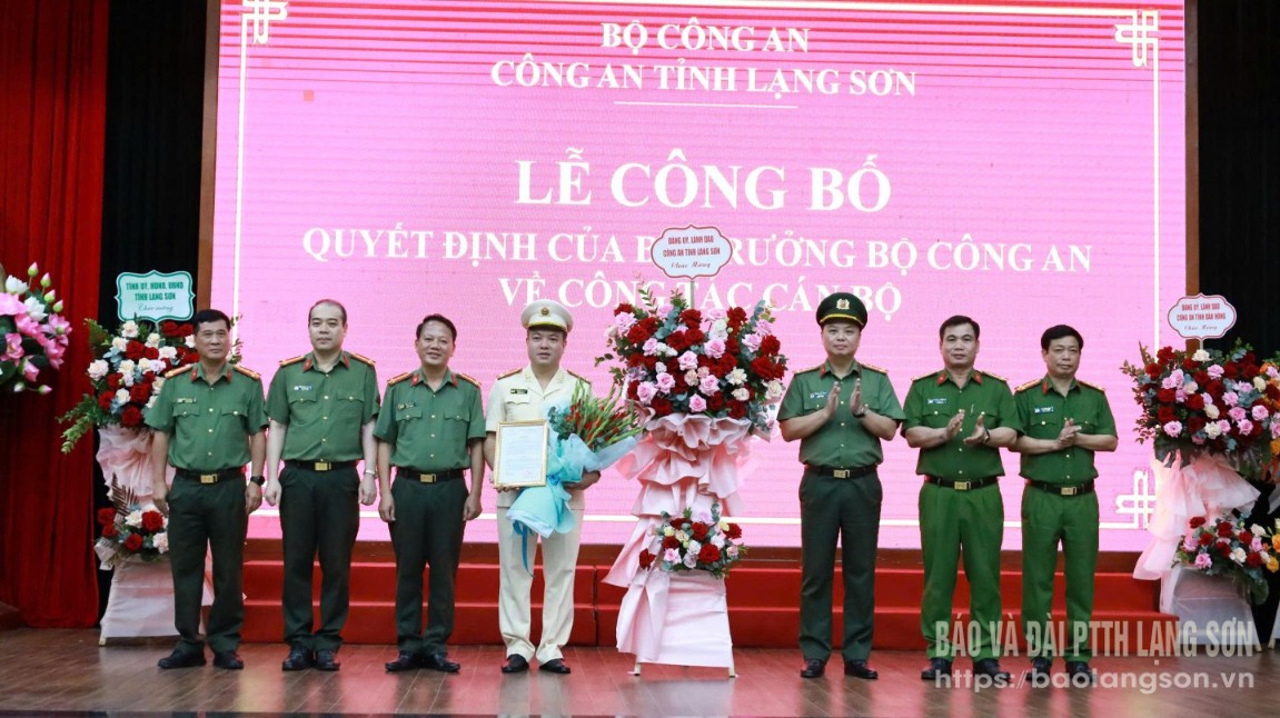 Đảng uỷ, lãnh đạo Công an tỉnh tặng hoa, chúc mừng Thượng tá Nguyễn Hữu Đức