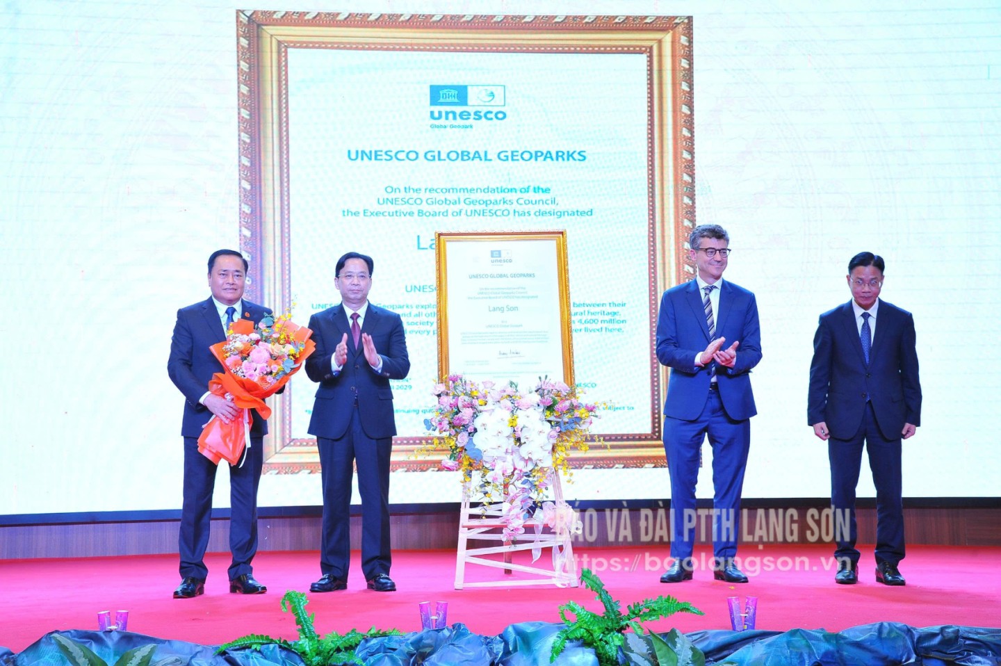 Lãnh đạo UNESCO tại Việt Nam, Bộ Ngoại giao và tỉnh Lạng Sơn thực hiện nghi thức đón nhận Bằng công nhận Danh hiệu CVĐC toàn cầu UNESCO Lạng Sơn