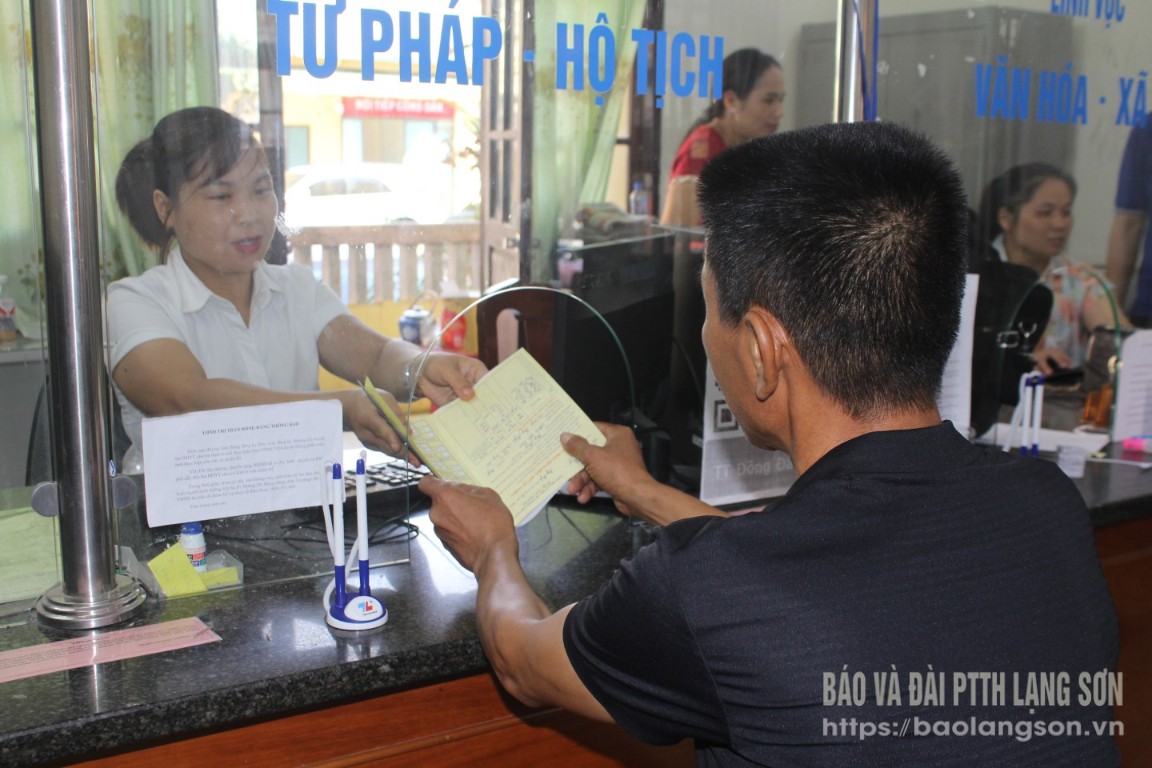 Công chức xã Đồng Đăng (mới) sẵn sàng tiếp nhận và giải quyết TTHC của người dân