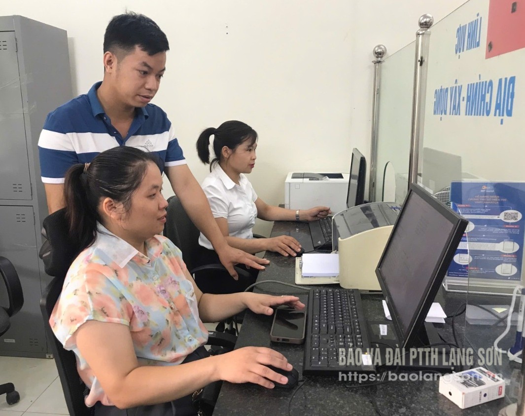 Công chức xã Đồng Đăng (mới) trao đổi nghiệp vụ, quy trình giải quyết TTHC