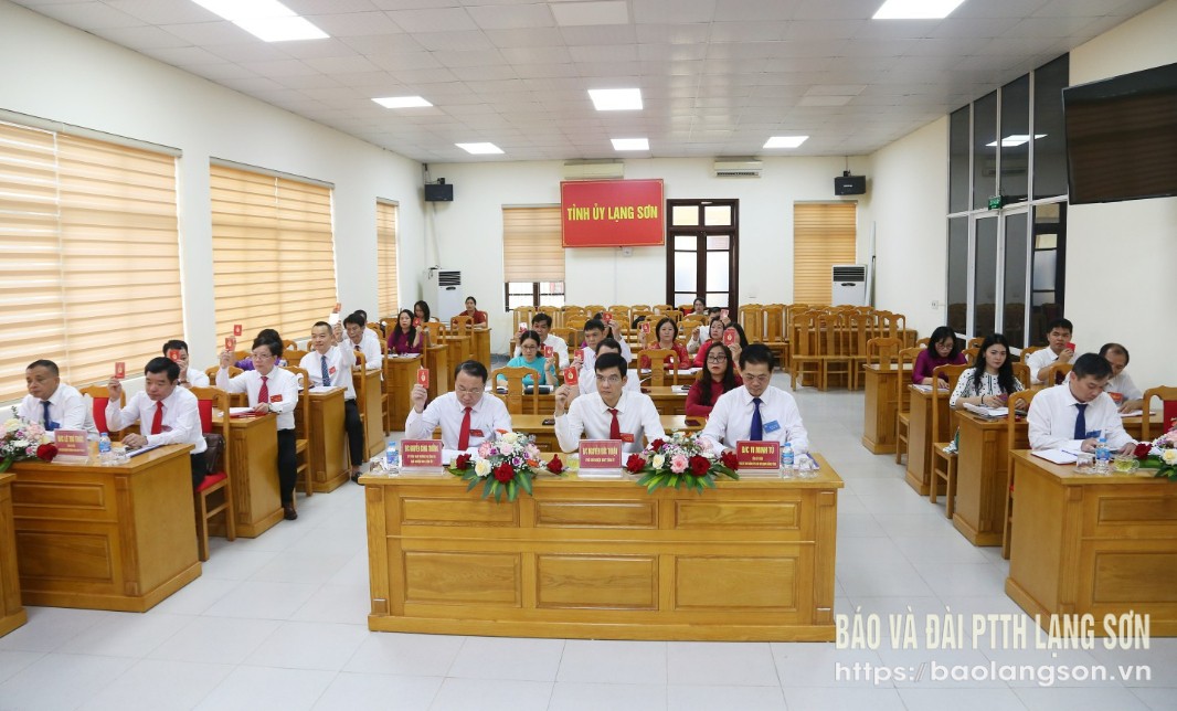 Đại biểu và đảng viên dự Đại hội