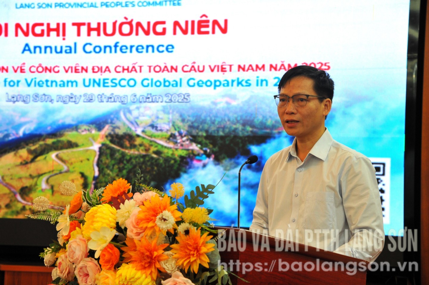 Đồng chí Hoàng Xuân Thuận, Giám đốc Xúc tiến Đầu tư, Thương mại và Du lịch tỉnh Lạng Sơn phát biểu tại hội nghị