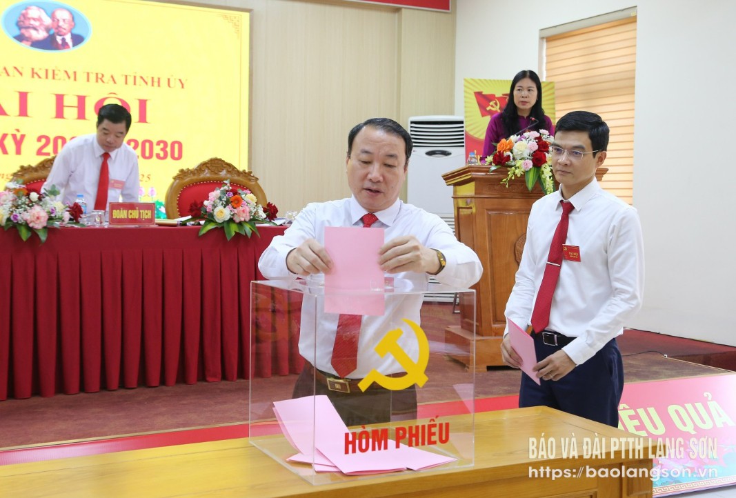 Đại biểu bỏ phiếu bầu Ban Chấp hành Chi bộ nhiệm kỳ 2025 - 2030