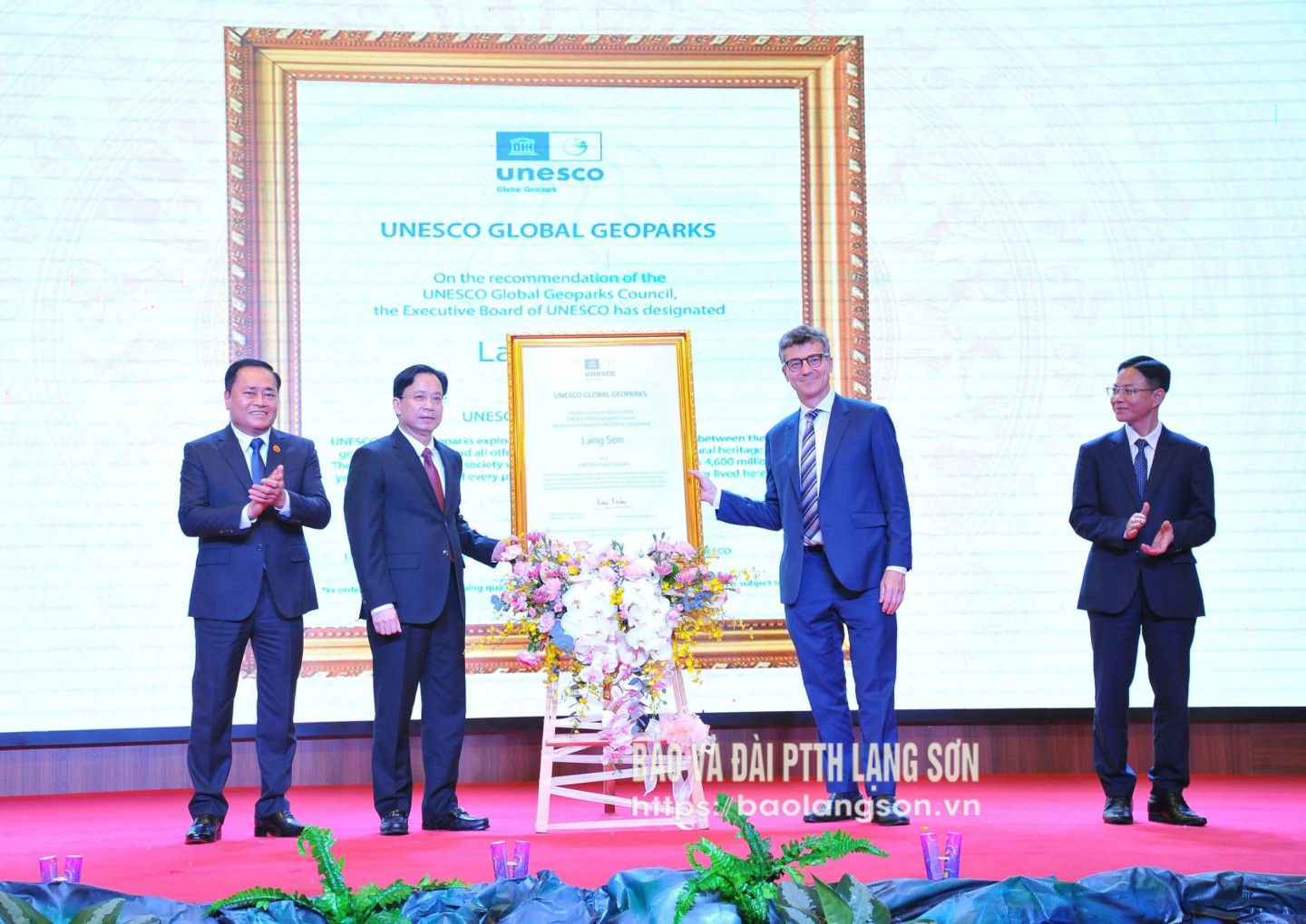 Lãnh đạo UNESCO tại Việt Nam, Bộ Ngoại giao và tỉnh Lạng Sơn thực hiện nghi thức đón nhận Bằng công nhận Danh hiệu CVĐC toàn cầu UNESCO Lạng Sơn
