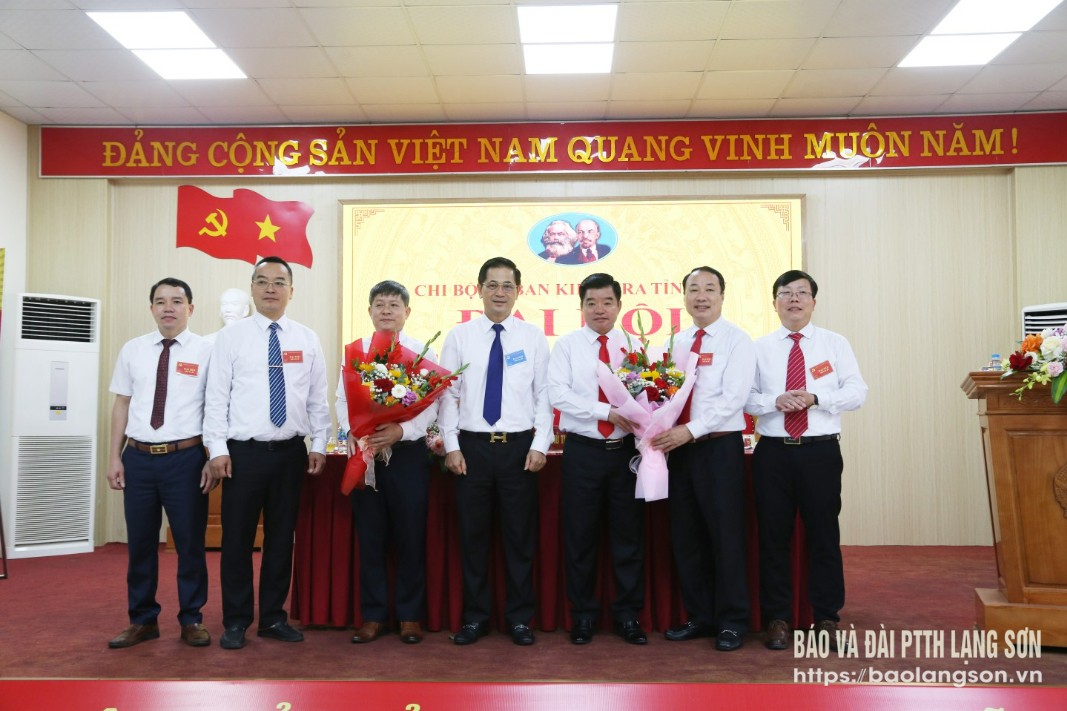 Lãnh đạo UBKT Tỉnh ủy và Đảng ủy các cơ quan Đảng tỉnh tặng hoa chúc mừng Ban Chấp hành Chi bộ UBKT Tỉnh ủy nhiệm kỳ 2025 – 2030