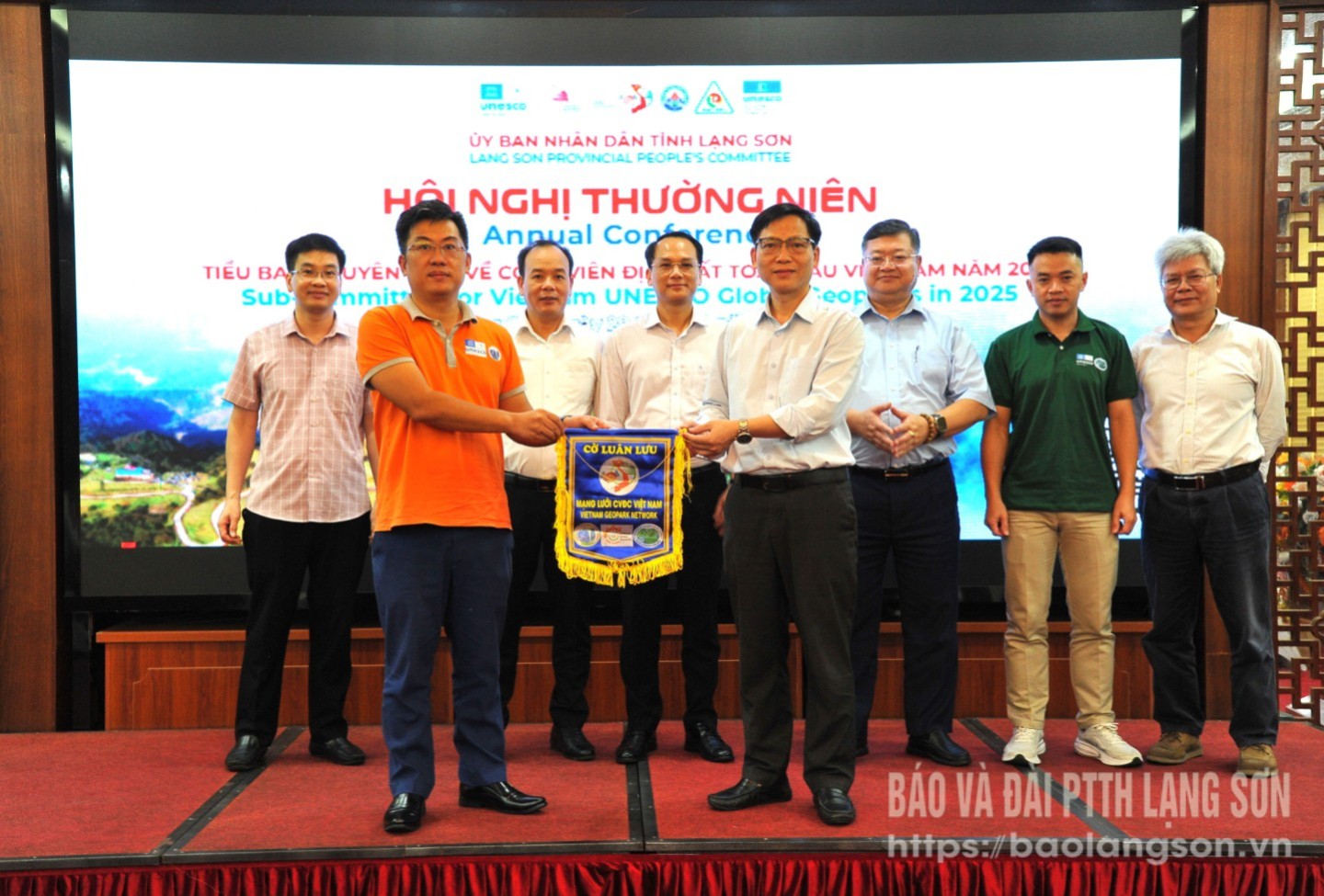 Đại diện Ban tổ chức hội nghị trao Cờ luân phiên đăng cai tổ chức hội nghị thường niên Tiểu ban chuyên môn về CVĐC Toàn cầu Việt Nam năm 2026 cho CVĐC toàn cầu UNESCO Cao nguyên đá Đồng Văn (Hà Giang).