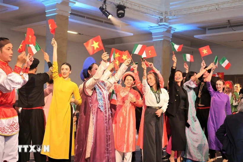 Chương trình xúc tiến du lịch Việt Nam-Italy diễn ra vào tối 6/5/2025 tại thành phố Milan, miền Bắc Italy. (Ảnh: Dương Hoa/TTXVN)