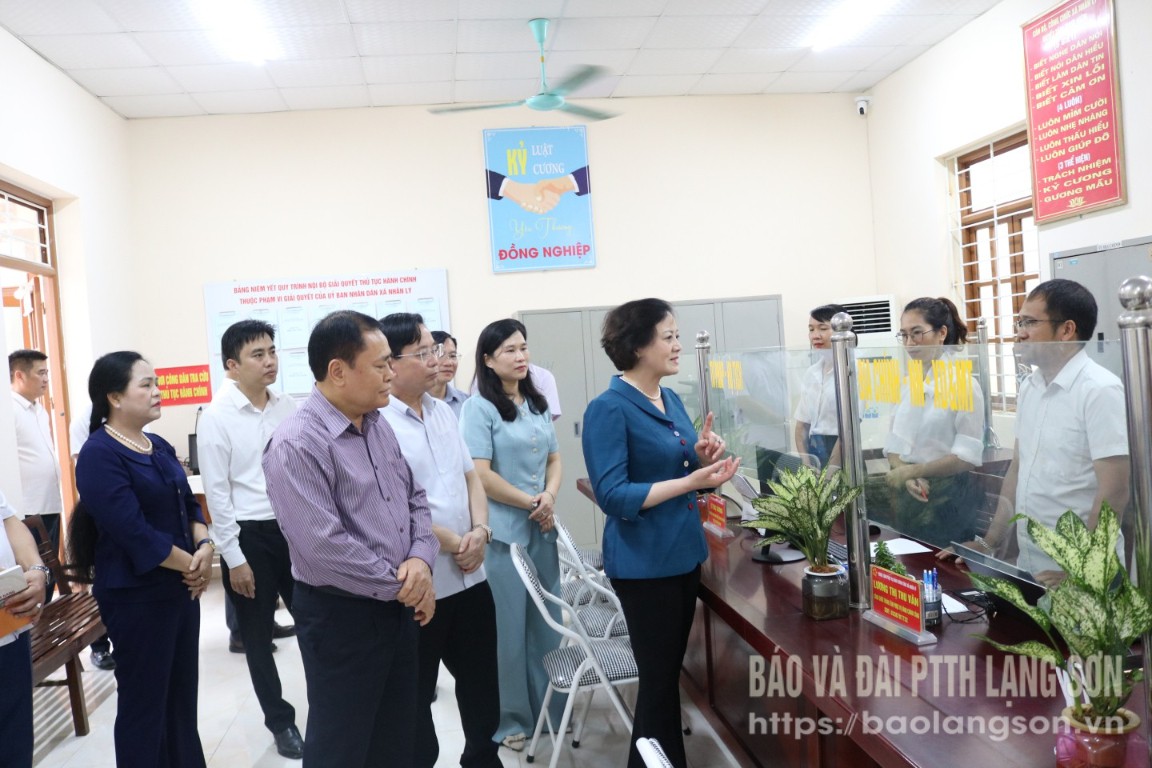 Đồng chí Phạm Thị Thanh Trà, Ủy viên Trung ương Đảng, Bộ trưởng Bộ Nội vụ kiểm tra trụ sở Trung tâm phục vụ hành chính công xã Nhân Lý