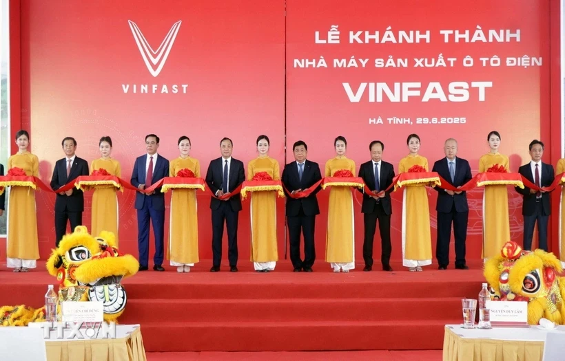 Phó Thủ tướng Nguyễn Chí Dũng cùng các đại biểu cắt băng khánh thành Nhà máy sản xuất ôtô điện VinFast tại Hà Tĩnh. (Ảnh: Công Tường-TTXVN)