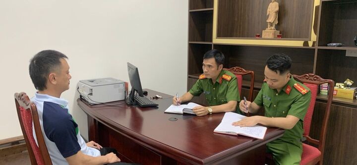 Đối tượng Nguyễn Văn Vi triệu tập làm việc tại Cơ quan điều tra. (Ảnh: Công an Thanh Hóa)