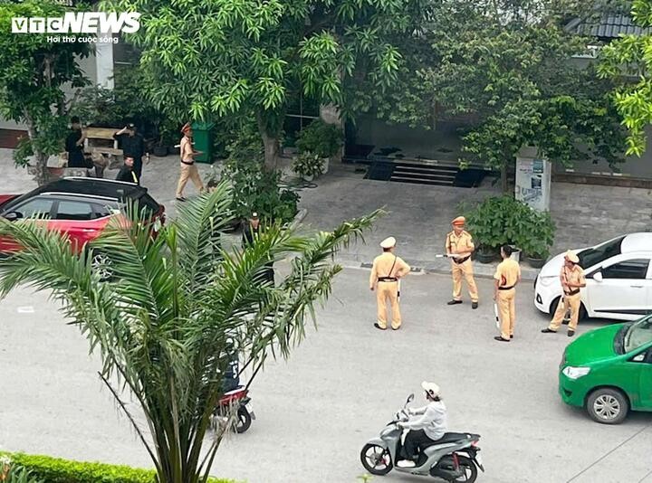 Ngoài ra, lực lượng Công an cũng có mặt tại ngôi nhà nằm trên đường Âu Cơ (TP Thanh Hoá).
