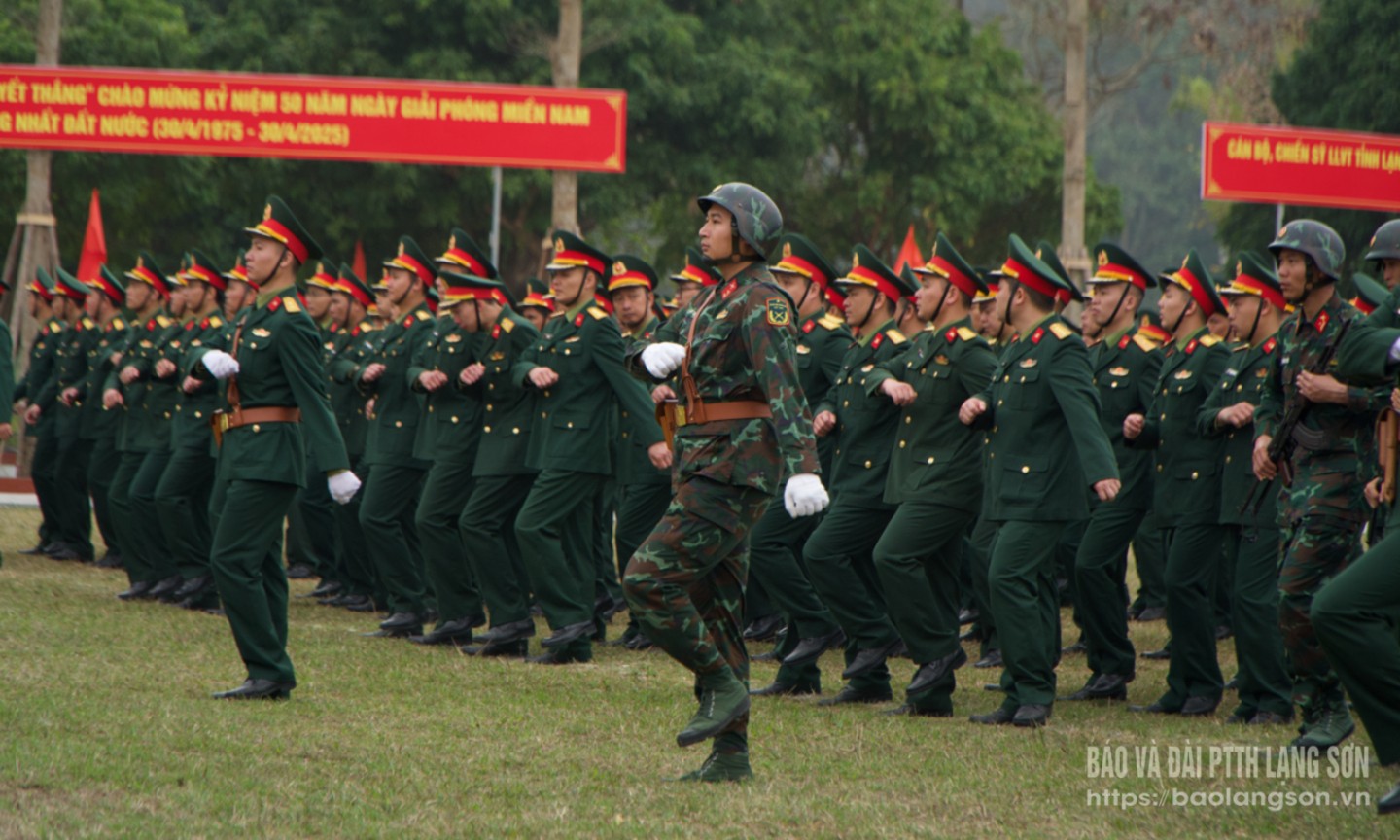 Lực lượng vũ trang tỉnh tại lễ ra quân huấn luyện năm 2025