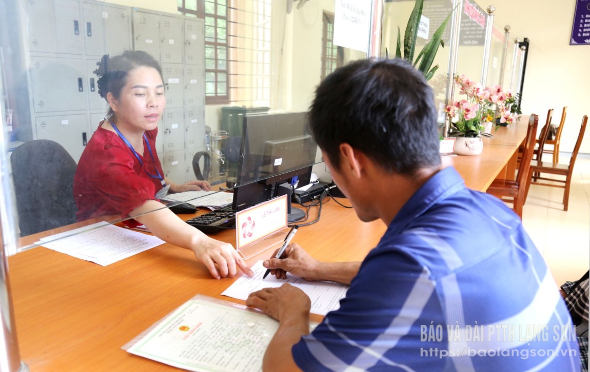 Người dân thực hiện TTHC tại xã Quý Hòa