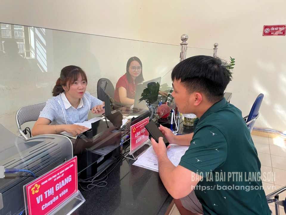 Người dân thực hiện TTHC tại Trung tâm PVHCC xã Đình Lập (mới)