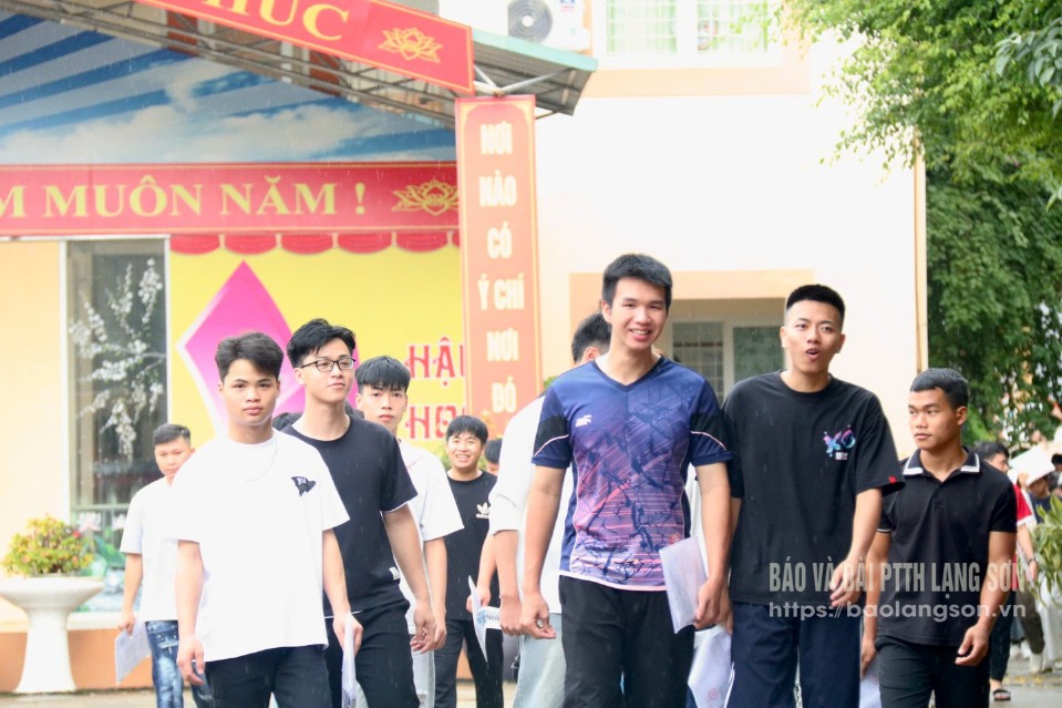 Thí sinh tham gia kỳ thi THPT tại điểm thi Trường THCS Chi Lăng (thành phố Lạng Sơn)