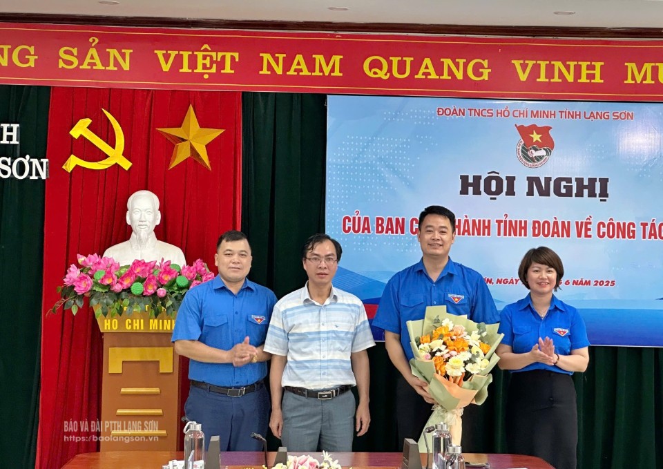 Đại diện Phòng Tổ chức cán bộ, Ban Tổ chức Tỉnh ủy tặng hoa chúc mừng đồng chí Đoàn Thành Công, tân Bí thư Tỉnh đoàn Lạng Sơn khóa XIV, nhiệm kỳ 2022 – 2027