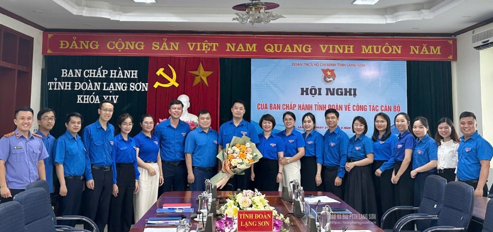 Đại diện các huyện, thành đoàn tặng hoa chức mừng tân Bí thư Tỉnh đoàn
