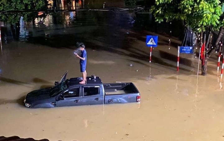 Từ đêm qua đến sáng nay (30/6), mưa lớn liên tục trút xuống khiến nhiều nơi ở TP Thái Nguyên ngập sâu, người và xe chôn chân giữa biển nước. (Ảnh: Otofun Thái Nguyên)