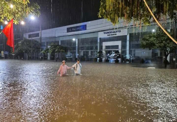 Khu vực Phan Đình Phùng là một trong những tuyến đường ngập nghiêm trọng ở TP Thái Nguyên trong đợt mưa này. (Ảnh: Otofun Thái Nguyên)