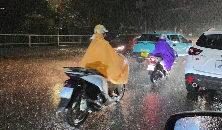 Không chỉ mưa lớn, cơ quan khí tượng cảnh báo, trong những giờ tới, nguy cơ xảy ra lũ quét trên các sông, suối nhỏ, sạt lở đất trên sườn dốc tại nhiều huyện ở tỉnh Thái Nguyên, gồm: Đại Từ, Đồng Hỷ, Phú Bình, TP Phổ Yên, TP Sông Công, TP Thái Nguyên, Võ Nhai. (Ảnh: Page TNTV - Đài Phát thanh & Truyền hình Thái Nguyên)