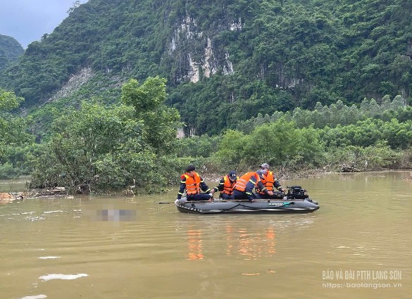 Lực lượng chức năng tìm thấy thi thể nạn nhân thứ hai cách vị trí xảy ra tai nạn 3,5km