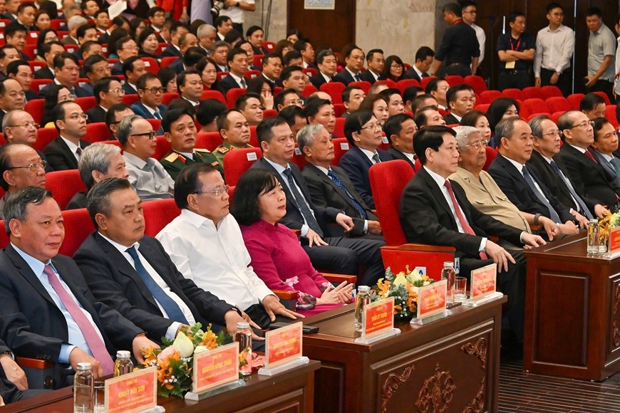 Các đại biểu dự buổi lễ.
