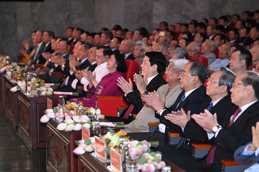 Các đại biểu dự buổi lễ.