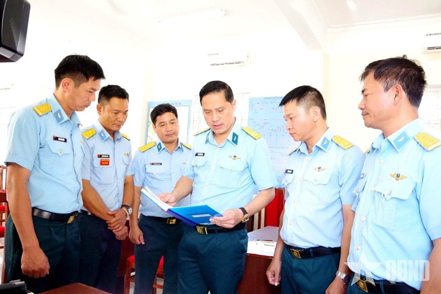 Đại tá Trần Tiến Tùng, Sư đoàn trưởng Sư đoàn 372 (thứ ba từ phải sang) kiểm tra sổ sách xây dựng chính quy tại Trung đoàn 929.