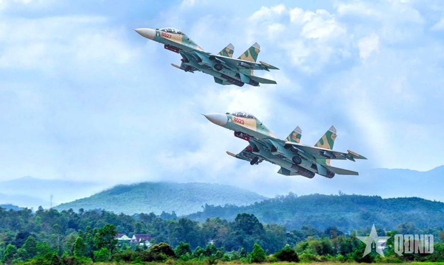 Biên đội Su-27 của Trung đoàn 925, Sư đoàn 372 xuất kích thực hiện nhiệm vụ bảo vệ vùng trời.