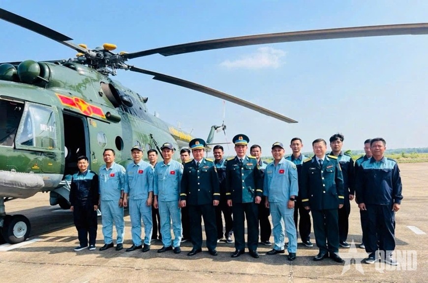 Đại tá Hoàng Trung Kiên, Chính ủy Sư đoàn 372 chụp ảnh cùng cán bộ, phi công Trung đoàn 930 sau khi hoàn thành xuất sắc nhiệm vụ bay diễu binh, diễu hành kỷ niệm 50 năm giải phóng miền Nam, thống nhất đất nước.