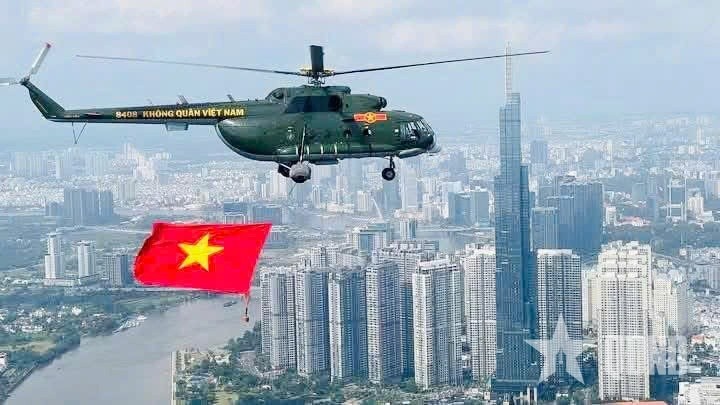 Trực thăng Mi-17 của Trung đoàn 930 tham gia bay diễu binh, diễu hành kỷ niệm 50 năm giải phóng miền Nam, thống nhất đất nước.
