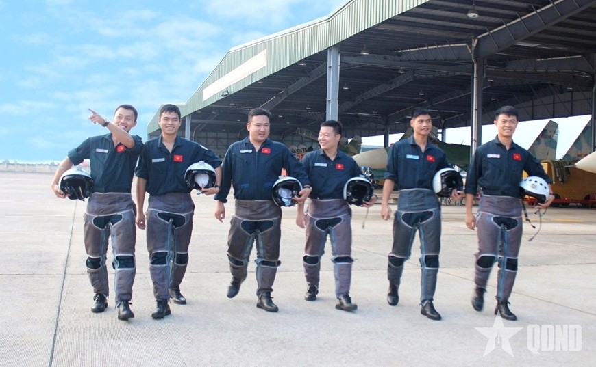 Niềm vui của những phi công Sư đoàn 372 sau chuyến bay trở về.