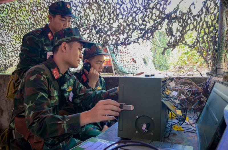 Bảo đảm thông tin liên lạc tại khu sơ tán trong cuộc diễn tập động viên của Lữ đoàn 210.