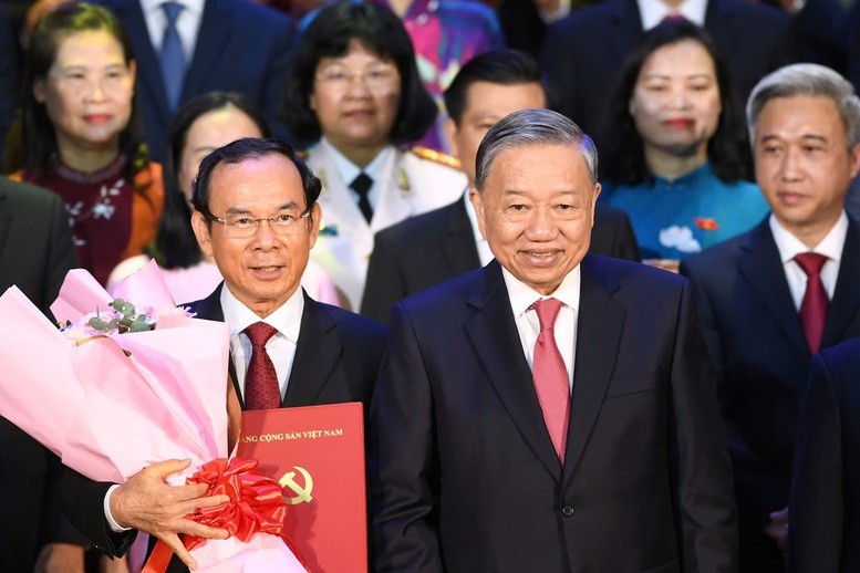 Tổng Bí thư Tô Lâm cùng đồng chí Nguyễn Văn Nên, Ủy viên Bộ Chính trị, Bí thư Thành ủy TP Hồ Chí Minh và các đồng chí trong ban lãnh đạo TP Hồ Chí Minh - Ảnh: VGP