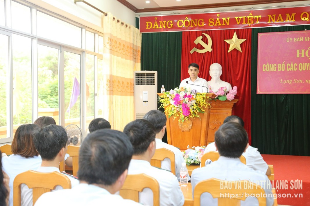 Lãnh đạo Sở Nội vụ công bố các quyết định bổ nhiệm tại hội nghị