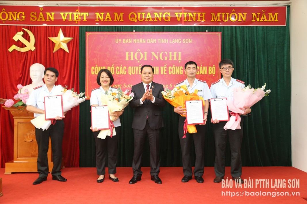 Đồng chí Hồ Tiến Thiệu, Phó Bí thư Tỉnh ủy, Chủ tịch UBND tỉnh trao quyết định bổ nhiệm chức vụ cho các đồng chí Chánh Thanh tra tỉnh, Phó Chánh Thanh tra tỉnh