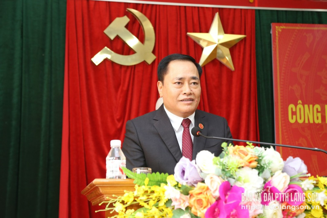 Đồng chí Hồ Tiến Thiệu, Phó Bí thư Tỉnh ủy, Chủ tịch UBND tỉnh phát biểu tại hội nghị