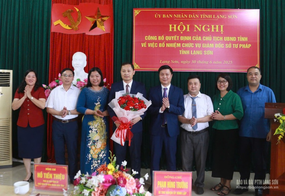Lãnh đạo huyện, các phòng, ban huyện Đình Lập tặng hoa chúc mừng đồng chí Phạm Hùng Trường