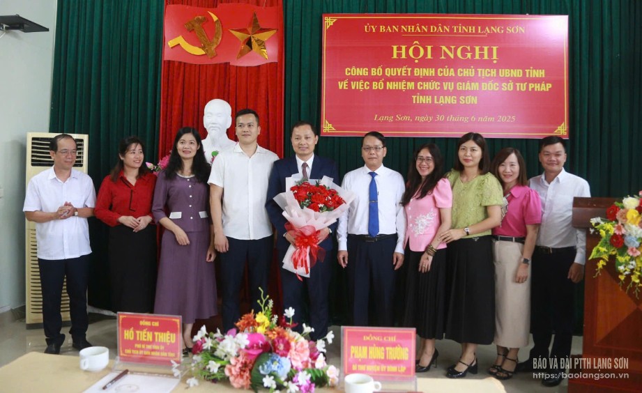 Lãnh đạo sở, các phòng chuyên môn thuộc Sở Tư pháp tặng hoa chúc mừng đồng chí Phạm Hùng Trường