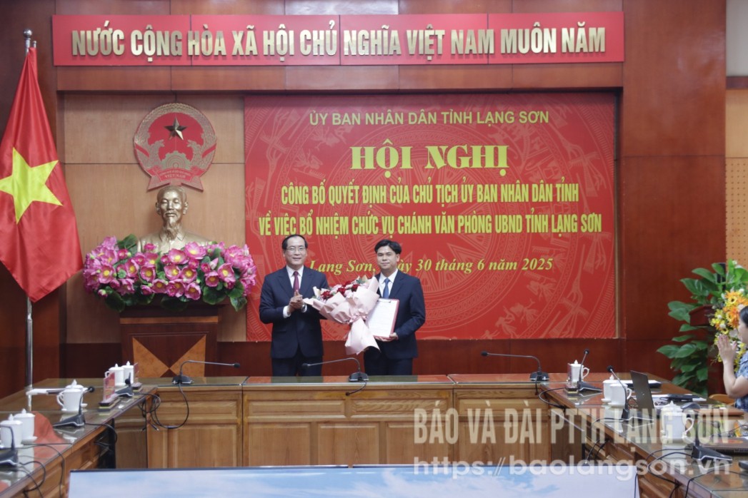 Đồng chí Dương Xuân Huyên, Ủy viên Ban Thường vụ Tỉnh ủy, Phó Chủ tịch Thường trực UBND tỉnh trao quyết định và tặng hoa chúc mừng đồng chí Nguyễn Văn Hà