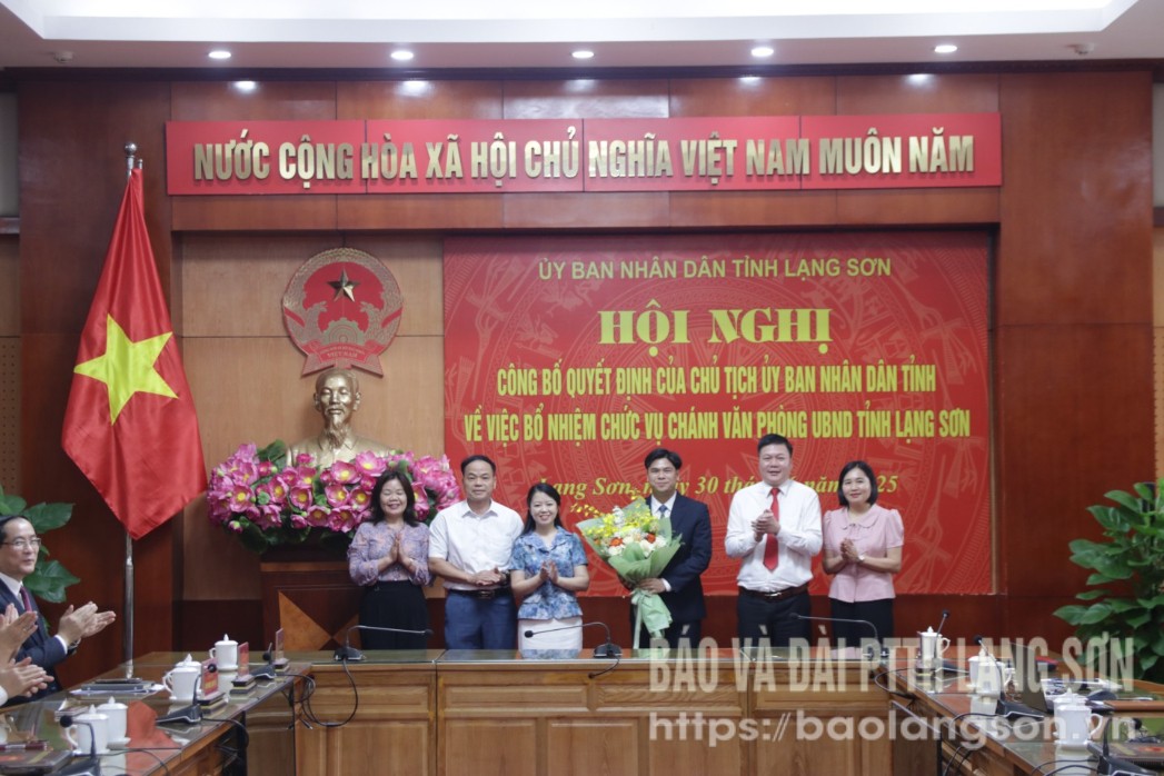 Lãnh đạo huyện Văn Quan tặng hoa chúc mừng tân Chánh Văn phòng UBND tỉnh