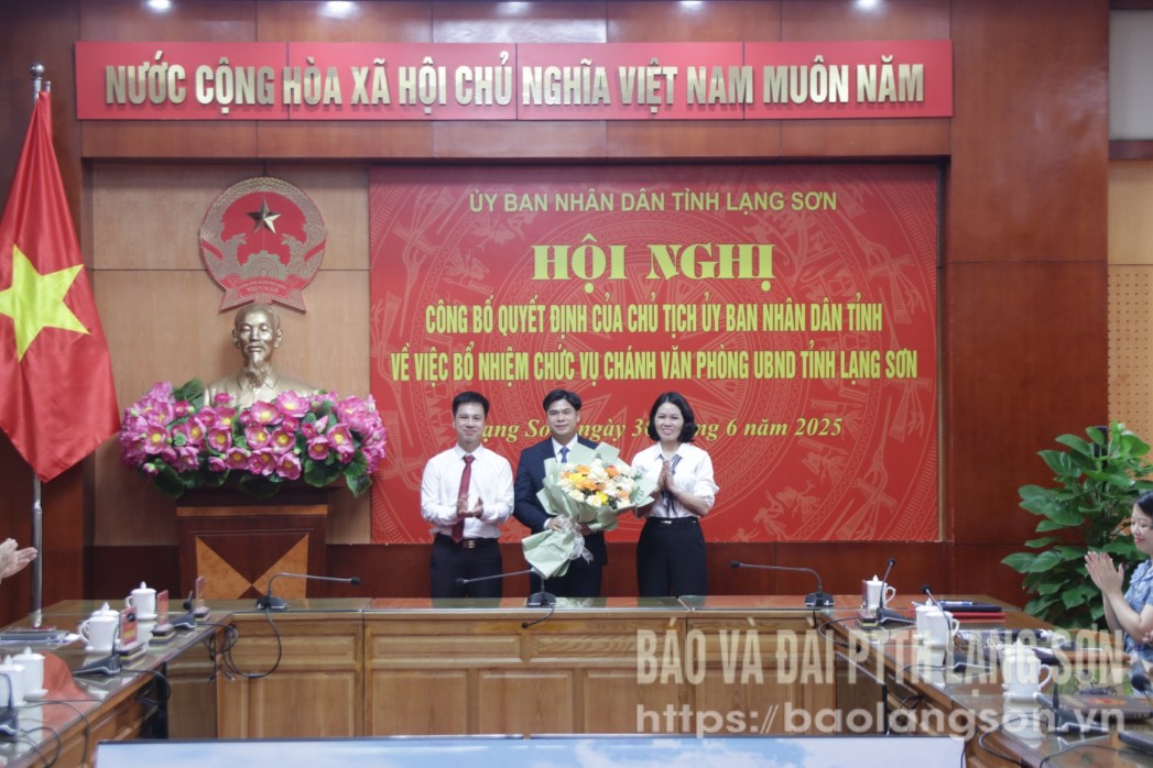 Lãnh đạo Văn phòng UBND tỉnh tặng hoa chúc mừng tân Chánh Văn phòng UBND tỉnh