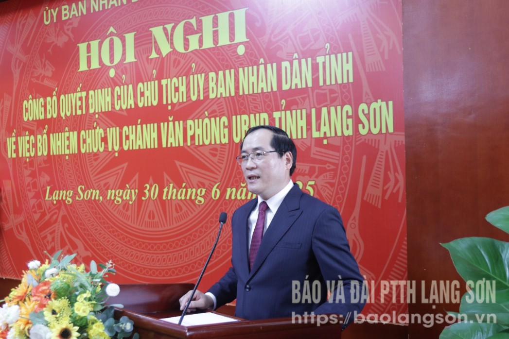 Đồng chí Dương Xuân Huyên, Ủy viên Ban Thường vụ Tỉnh ủy, Phó Chủ tịch Thường trực UBND tỉnh phát biểu tại hội nghị