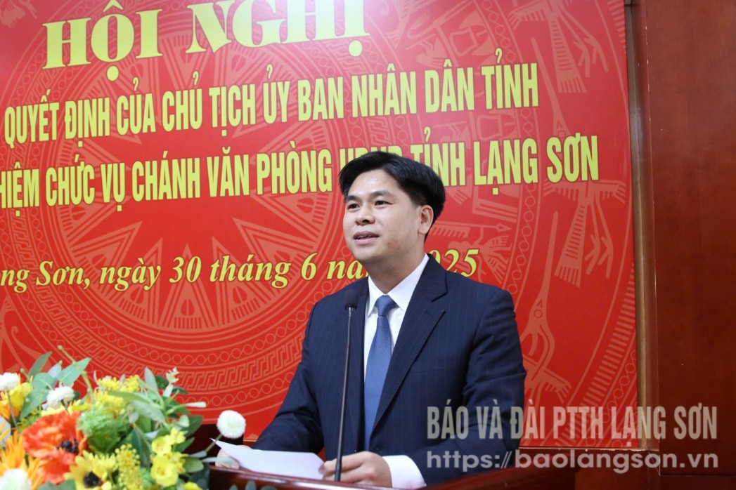 Đồng chí Nguyễn Văn Hà, tân Chánh Văn phòng UBND tỉnh phát biểu tại hội nghị